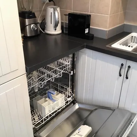 T2 Proche De La Gare, A 10 Minutes A Pieds De La Croisette, Piscine & Parking Dans De Standing *